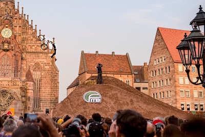 Tsunami Backflip de Szymon Godziek lors du contest de VTT Slopestyle Red Bull District Ride.