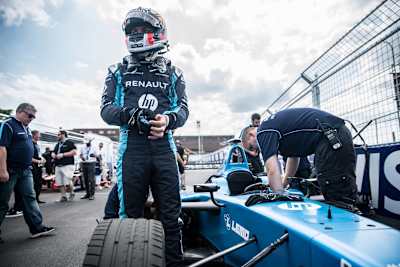 Pierre Gasly junto a su auto en la carrera de la Fórmula E celebrada en la ciudad de Nueva York.