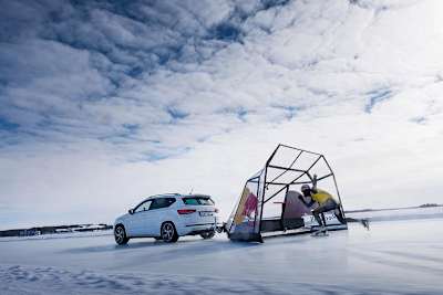Kjeld Nuis attempting the speed skate world record, behind a wind shield towed by Mikaela Åhlin-Kottulinsky.