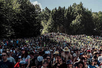 La multitud se congrega durante la UCI DH MTB World Cup 2018 en Mont-Sainte-Anne, Canadá, el 11 de agosto de 2018.