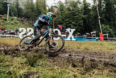 Le belge Martin Maes roule sur son vélo Fury pendant la Coupe du Monde UCI de VTT descente à La Bresse, France en 2019.