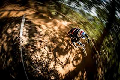 Un atleta con un maillot con los colores franceses durante los Cairns World Champs.