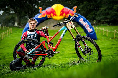 Le rider britannique Laurie Greenland et son VTT descente Summum de Mondraker au Red Bull Hardline.