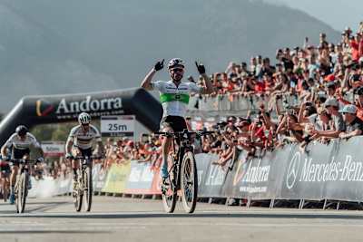 Henrique Avancini celebra su victoria en la carrera XCC Short Track durante la Copa del Mundo UCI MTB en Vallnord, Andorra, el 5 de julio de 2019.