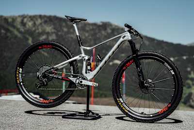 Nino Schurter's Scott Spark seen on a stand at Vallnord.