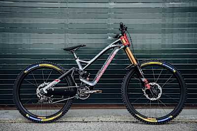 Le Mondraker 100% carbone de Laurie Greenland