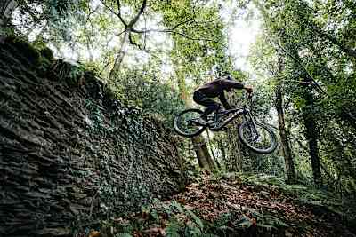 Mountain biker voa com uma Specialized Turbo Kenevo Expert E-MTB.