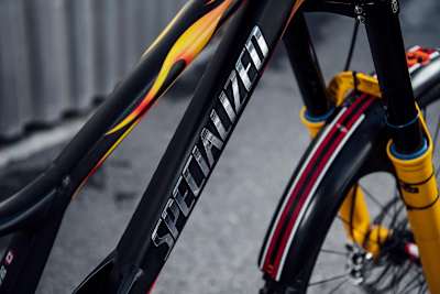 Le Demo de Finn Iles en 2019, un des rares vélos encore alu sur le paddock