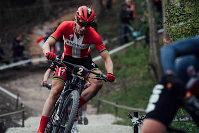 Annika Langvad en acción durante la carrera de XCC durante la Copa del Mundo de XCO 2019 en Albstadt, Alemania.