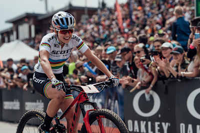 Kate Courtney cruza la meta en Nové Město na Moravě durante la  Copa del Mundo de XCO celebrada en la República Checa el 26 de mayo de 2019.