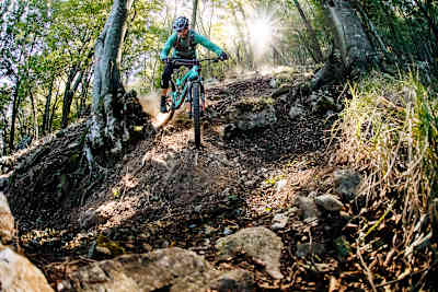 Un competidor recorre la pista de la serie mundial de enduro en Pietra Ligure en Italia.