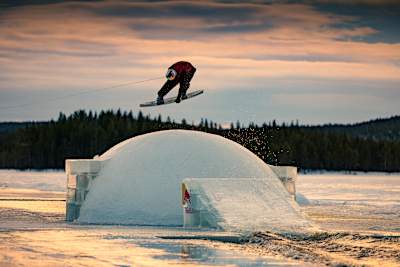 Вејкбордерот Felix Georgii во акција за време на снимањето на Frozen Lake Wake во Шведска.