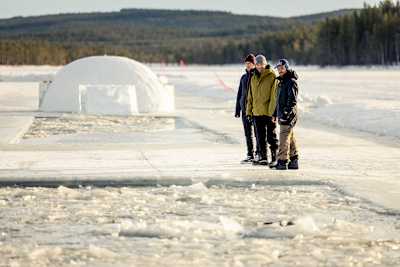 Вејкбордерите Felix Georgii, Dominik Gührs и Dominik Hernler на снимањето на Frozen Lake Wake во Шведска.