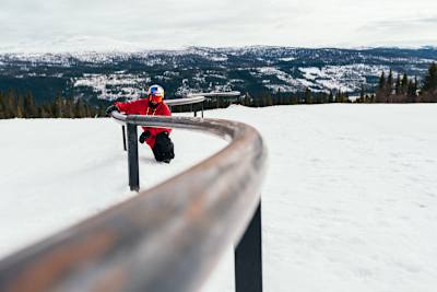 Jesper Tjäder posiert für ein Porträt während der Dreharbeiten zu Unrailistic 2.0 in Are, Schweden. 