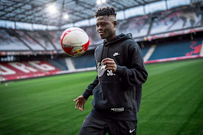 Karim Konaté segura a bola durante sua apresentação na Red Bull Arena, em Salzburgo.