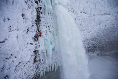 Will Gadd escala Helmcken Falls en la Columbia Británica, Canadá.