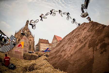 Lukas Knopf (GER) se presenta durante el evento Telekom Best Trick en el Red Bull District Ride en Nuremberg, Alemania, el 5 de septiembre de 2014. 