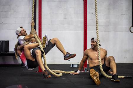 Felipe Camargo e Letícia Bufoni, sob o olhar do "coach" Anderon Primo