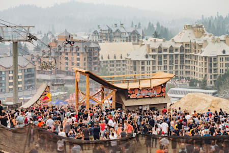 Brett Rheeder lâche un Cork 720 pendant la compétition de VTT slopestyle Red Bull Joyride 2018 à Whistler, Canada.