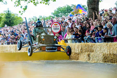 Le bolide de l'équipe Gas Gas Gas descend la piste du Red Bull Soap Box à Londres en 2019.