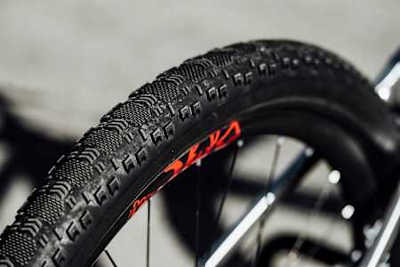 La rueda y el neumático trasero de la bici de Nino Schurter.