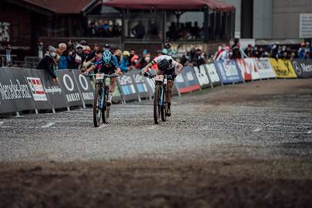 Sprint finish between Lechner and McConnell at Leogang MTB World Champs 2020.
