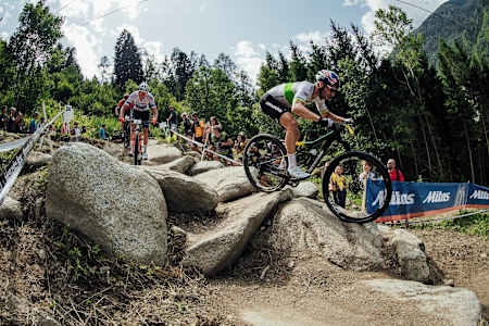 Henrique Avancini lidera a un grupo de corredores durante la carrera XCO en la Copa del Mundo UCI XCO en Val di Sole, Italia, el 4 de agosto de 2019.