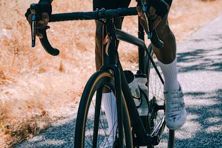 Eine leichte Kombination aus Vorbau und Lenker spart Gewicht.