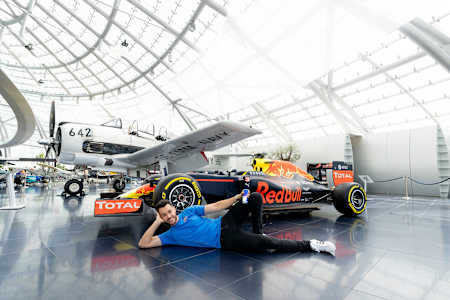El streamer español TheGrefg posa para una foto frente a uno de los F1 de Red Bull Racing en Hangar-7.