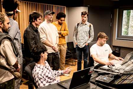 Auch eine Exkursion in die mdw-Studios stand am Plan von mit Camo & Krooked