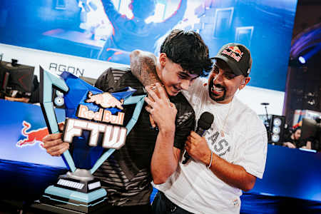 Amar gratuliert Asa King zum Sieg.