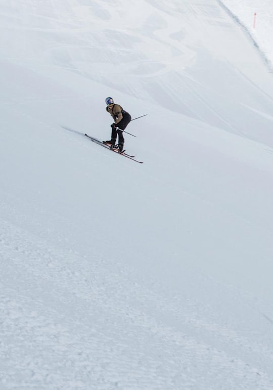 後ろ向きのスキーで世界最速記録 Snow