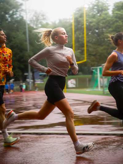 Heiter bis ambitioniert: Auf der 400-Meter-Bahn geben die Laufenden alles.