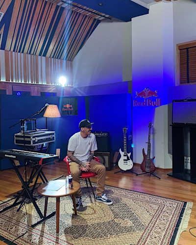 Guilherme Treeze durante as gravações da série "Aulas de Rima"