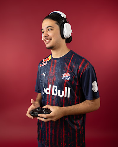 Nassim Dahman von RBLZ Gaming hält sein Gamepad in der Hand.