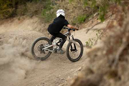 Les marques de VTT proposent désormais des vélos de descente pour enfants qui ne sont pas seulement des versions XXS des vélos pour adultes.