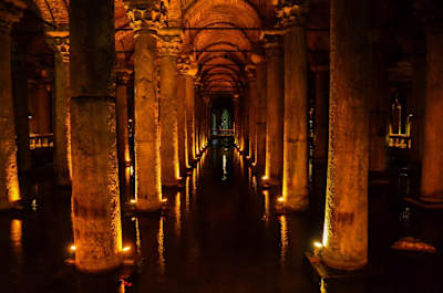 Cisterna da Basílica iluminada.