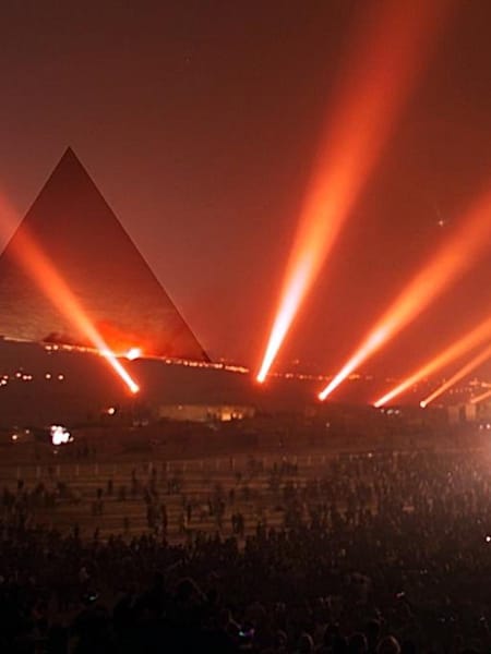 El show de Jean-Michel Jarre ilumina las pirámides de Giza en el Cairo, Egipto, el día de fin de año de 1999.