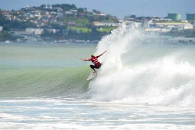 L'Australienne Stephanie Gilmore surfe une vague en Nouvelle-Zélande.