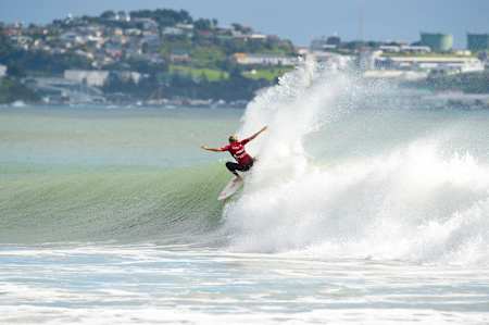 Stephanie Gilmore lets fly in NZ. 