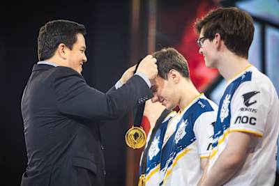Perkz and his MSI 2019 winner's medal.
