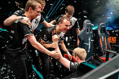 Les joueurs de l'équipe G2 célèbre leur victoire lors d'un match du Summer Split des LEC 2019 sur League of Legends.