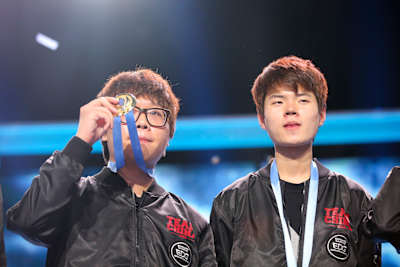 EDward Gaming (EDG) celebrate victory over SK Telecom T1 at MSI 2015.