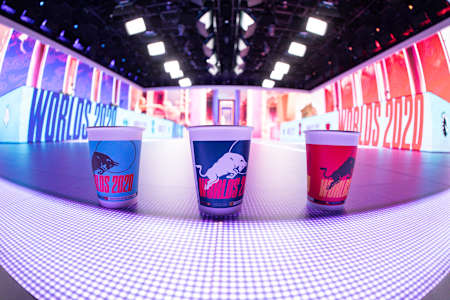 Ein Bild der Red Bull Tassen im Red Bull Worlds Simplified League of Legends Studio in Shanghai, China.