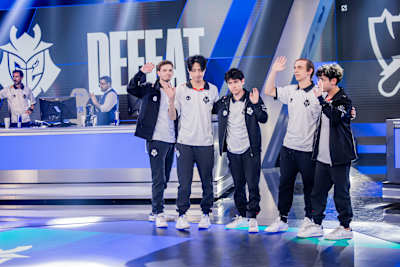 Les joueurs de G2 Esports sur scène lors des Worlds de League of Legends 2024.