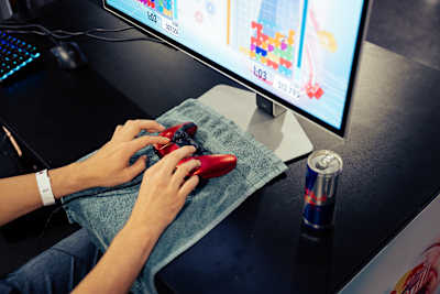 Takhle asi ovladač obvykle nedržíš 😁🎮