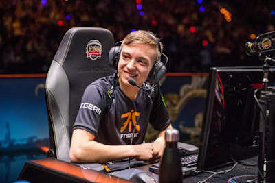 Fnatic's mid-laner Caps takes time-out.