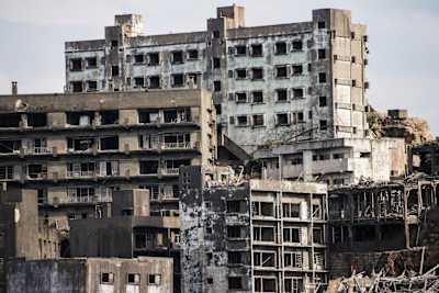 Edifícios abandonados na ilha de Hashima, Japão.