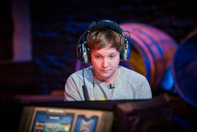 Hoej plays Hearthstone at HCT 2017.