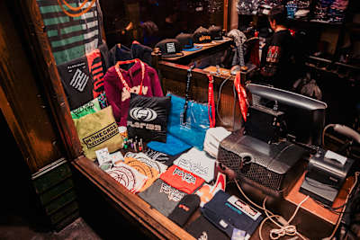 En Florida 135 puedes encontrar todo lo que buscas, tienda de merchandising incluida